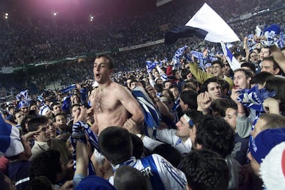 Fans van Deportivo vieren de landstitel die ze in 2000 wonnen met Fran, een speler van het Galicische team.