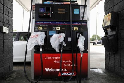 Surtidor sin gasolina en una estación de servicios de San Petersburgo, Florida (EE UU).