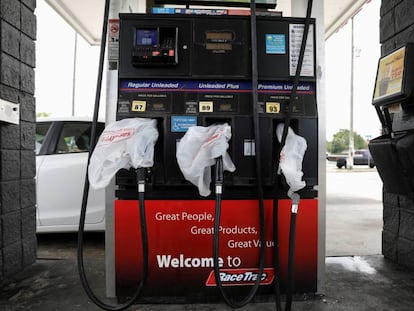 Surtidor sin gasolina en una estación de servicios de San Petersburgo, Florida (EE UU).