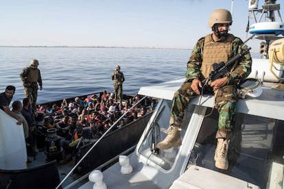 Un guardacostas libio observa una operaci&oacute;n de rescate de migrantes que intentaban alcanzar las costas europeas. 