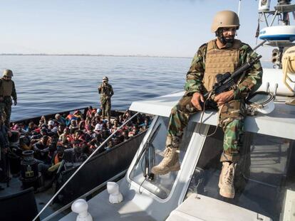 Un guardacostas libio observa una operaci&oacute;n de rescate de migrantes que intentaban alcanzar las costas europeas. 