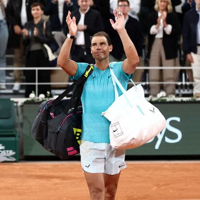 Tennis - French Open - Roland Garros, Paris, France - May 27, 2024 Spain's Rafael Nadal waves to the crowd as he leaves the court after losing his first round match against Germany's Alexander Zverev REUTERS/Yves Herman     TPX IMAGES OF THE DAY