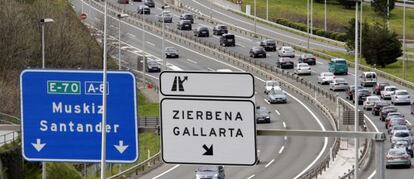 Colas de vehículos en la A-8 hacia Cantabria en la pasada Semana Santa.