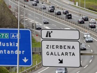 Colas de vehículos en la A-8 hacia Cantabria en la pasada Semana Santa.