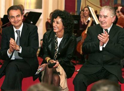 El presidente del Gobierno, José Luis Rodríguez Zapatero, junto a la ministra de Educación, Mercedes Cabrera, y el poeta Antonio Gamoneda, Premio Cervantes 2006, participan en los actos de la campaña "con-vive-con libros", en la sede del Ministerio de Educación.