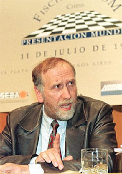 Bobby Fischer, durante una conferencia de prensa celebrada en Buenos Aires en junio de 1996.