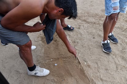 Los puntos del Piki Voley se marcan en la arena con un cuchillo.