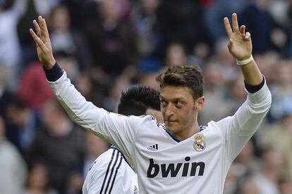 Özil celebra uno de los goles ante el Betis.