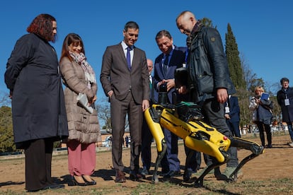 El presidente del Gobierno, Pedro Sánchez (en el centro), junto al ministro de Agricultura, Pesca y Alimentación, Luis Planas (a su izquierda), observa un robot durante la presentación de la Estrategia Nacional de Alimentación, en San Fernando de Henares (Madrid), este jueves.