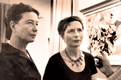 La escritora Simone de Beauvoir, en primer plano, y su hermana Hélène.