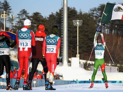 Germán Madrazo cruza la meta con la bandera mexicana.