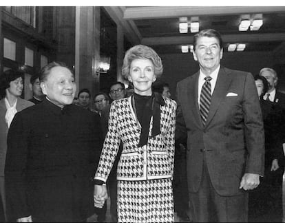 28 de marzo de 1984. El presidente de EE UU Ronald Reagan y la primera dama Nancy Reagan se entrevistan con el líder chino Deng Xiaoping en el Gran Salón del Pueblo en Pekín.