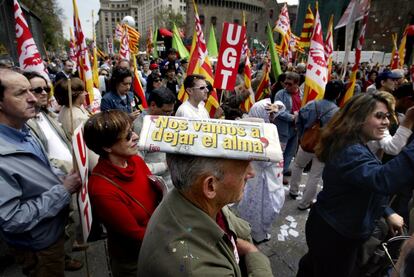 Miles de personas participaron en la manifestación conmemorativa del Primero de Mayo en Barcelona, cuyo lema reclamaba una Europa social, en paz y contra el terrorismo, en 2004.