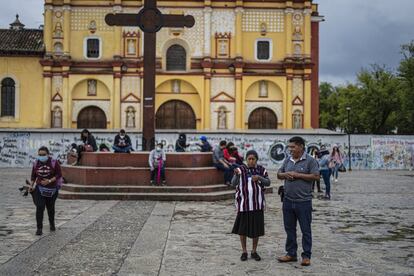 El debate de apropiación cultural indebida tiene múltiples ejemplos en el mundo textil e indígena de América Latina: desde los tejidos de comunidades wayúus en Colombia que se venden en tiendas de alta costura en Nueva York; hasta las comunidades gunas en Panamá que denunciaron a Nike en 2019 por copiar sus diseños de molas.