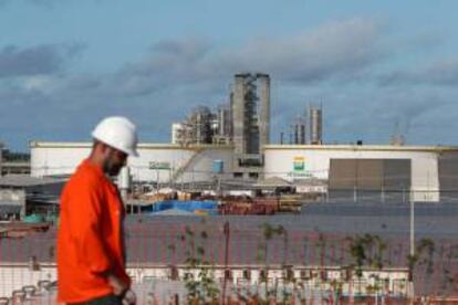En la imagen, un operario camina en la planta de la refineria de petróleo Abreu e Lima, de la petrolera Petrobras en el complejo del puerto de Suape, en el estado de Pernambuco (Brasil). EFE/Archivo