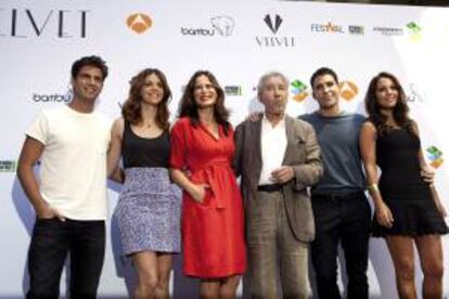 Los actores de 'Galerías Velvet' de Antena 3, Maxi Iglesias, Marta Hazas, Aitana Sánchez-Gijón, José Sacristán, Miguel Ángel Silvestre y Paula Echevarría (de i a d), durante la presentación de la serie en el Festival de Televisión de Vitoria. EFE/Archivo