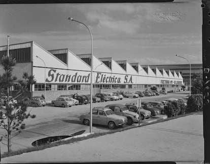 Fábrica de Standard Eléctrica en1965. Juan Miguel Pando Barrero. Archivo Pando, IPCE, Ministerio de Cultura y Deporte.
