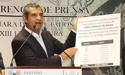 Enrique Ochoa, presidente del PRI, en el anuncio en la Cámara de Diputados.
