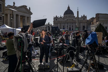 Periodistas y medios de comunicación trabajan en la Plaza de San Pedro.
