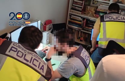 Agentes del grupo de delitos en el ámbito de las telecomunicaciones y criptoactivos examinan el material informático en uno de los registros de la Operación Tilo, en abril de 2024.