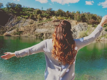 Una mujer disfruta de un día primaveral en un lago.