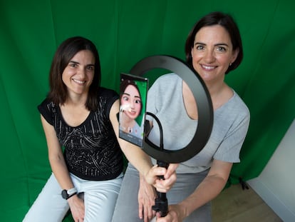 Las hermanas Nuria y Fátima Ostolaza, creadoras de la guía de ortografía Visuende.