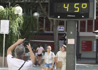 Un termómetro marca 45 grados en una calle de Ciudad Real este miércoles.