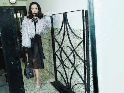 Cecilia Suárez lleva blusón de organza, falda de seda y bolso 25 de piel, de CHANEL; guantes de tul, de GUANTE VARADÉ; sandalia de piel, de AQUAZZURA.