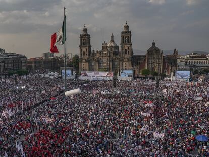 Miles de asistentes se congregan en el Zócalo de la Ciudad de México durante el inicio de la campaña de Claudia Sheinbaum, el 1 de marzo de 2021.