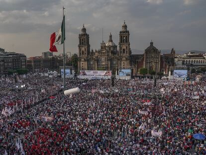 Miles de asistentes se congregan en el Zócalo de la Ciudad de México durante el inicio de la campaña de Claudia Sheinbaum, el 1 de marzo de 2024.