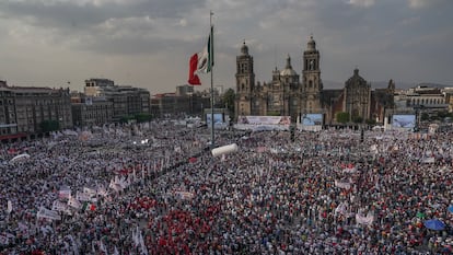 Miles de asistentes se congregan en el Zócalo de la Ciudad de México durante el inicio de la campaña de Claudia Sheinbaum, el 1 de marzo de 2024.