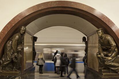 La estación de metro Ploshchad Revolyutsii (plaza de la Revolución).