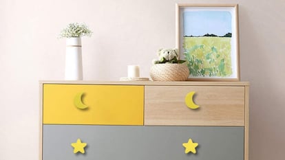 Colores, formas y diseños mágicos con los que decorar los muebles en el dormitorio de los más pequeños.