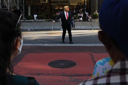 Un hombre disfrazado de Donald Trump pretende dirigir el tráfico ante la residencia del magnate, este miércoles en Nueva York.