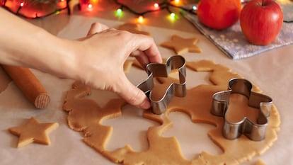 Permiten hacer una variedad de galletas de Navidad con formas originales, así como crepes y otros alimentos. GETTY IMAGES.