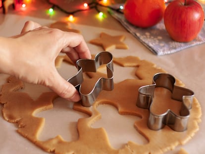 Permiten hacer una variedad de galletas de Navidad con formas originales, así como crepes y otros alimentos. GETTY IMAGES.