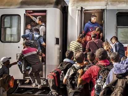 Tovarnik, Croacia: un grupo de refugiados tratan de subir a uno de los escasos trenes que llegan sin previo aviso y con destino desconocido.