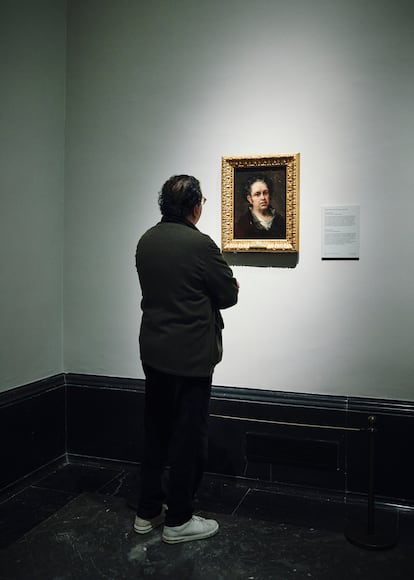 El escritor y arquitecto contempla el Autorretrato de Goya, en el Prado.