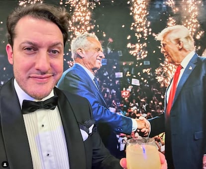 Captura del Instagram de la secretaría de Madrileños en el Exterior del PP de Madrid, en la que aparece Javier Hurtado Mira en el 'photocall' de la gala 'Make America Healthy Again', el 20 de enero, en el hotel DC Waldorf Astoria.