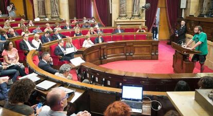 El portavoz de la PAH, Carles Macias, en el Parlament de Catalu&ntilde;a.