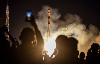 El cohete Soyuz MS-15, que transportaba a tres miembros de la tripulación de la Estación Espacial Internacional (ISS), vuela momentos después de despegar hacia la ISS desde la plataforma de lanzamiento del cosmódromo de Baikonur alquilado en Kazajstán por Rusia.