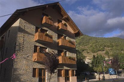 Fachada del nuevo hotel Els Encantats, en la localidad leridana de Espot, cerca de las pistas de esquí.