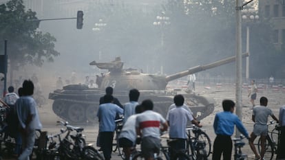 Un tanque del Ejército chino entra a la plaza de Tiananmén, en Pekín, cuando miles de estudiantes se manifestaban para exigir al Gobierno más democracia y libertad, en junio de 1989.