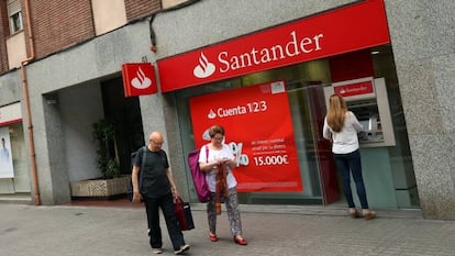 Una sucursal del banco Santander en Barcelona.