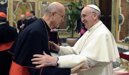 Tarsicio Bertone felicita al papa Francisco tras su elección en marzo.