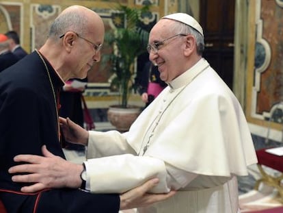 Tarsicio Bertone felicita al papa Francisco tras su elecci&oacute;n en marzo.