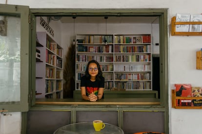 Inun es la fundadora de la librería BawaBuku, inaugurada en 2021, un lugar acogedor con jardín y cócteles sin alcohol a pocos pasos de atracciones históricas de Yogyakarta como el Castillo de Agua Taman Sari y de la mezquita Soko Tunggal. Antes de las elecciones presidenciales de febrero, Inun decidió no organizar presentaciones de libros en el local que tratasen temas de género, para evitar conflictos. En los comicios se proclamó vencedor el general Prabowo Subianto, acusado de abusos de derechos humanos.