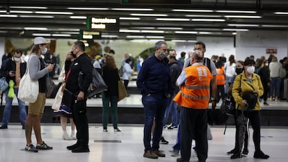 Usuarios de Cercanías se aglomeran este lunes frente a las escaleras de salida en la estación de Sants.