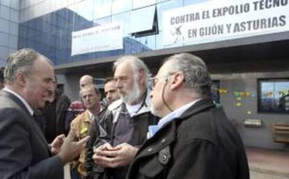 El eurodiputado del PP Salvador Garriga (i) conversa con miembros del comité de empresa de la fabrica de amortiguadores de Tenneco en Gijón. El comité de empresa de la fabrica de amortiguadores de Tenneco, en Gijón, ha pedido la reapertura de la planta, tras la providencia judicial que insta a la multinacional a ejecutar la readmisión de los 216 trabajadores despedidos.