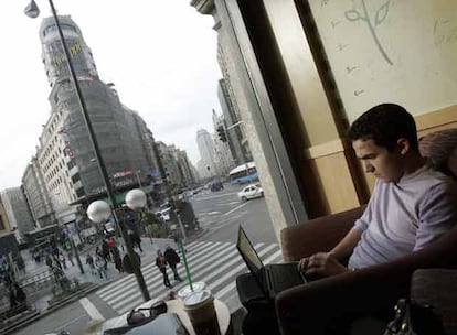 El Edificio Capitol, visto desde una de las cafeterías de la Gran Vía.